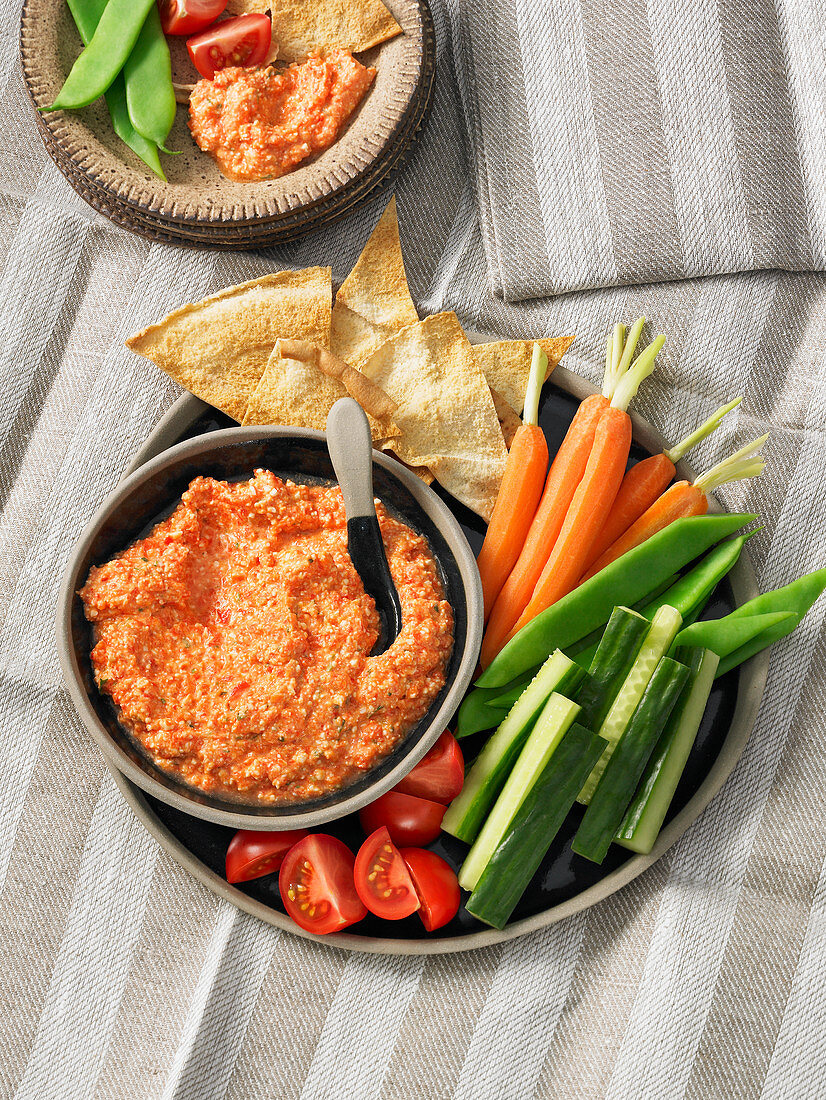 Gebratener Paprika-Feta-Dip mit Gemüse und Nachos