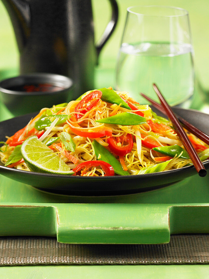 Singapore Noodles mit Paprika und Zuckerschoten (China)