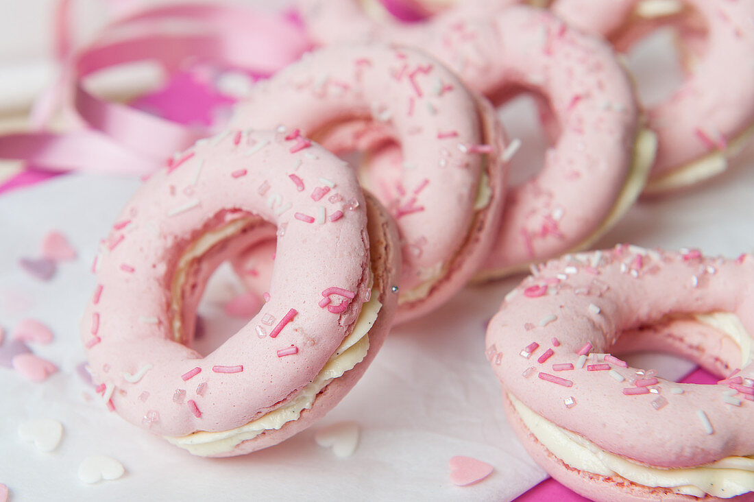 Rosa Macaron-Donuts mit Frischkäsefüllung