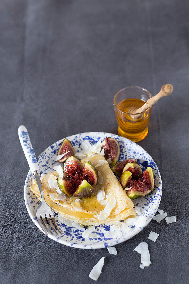 Crepes with coconutchips and figs