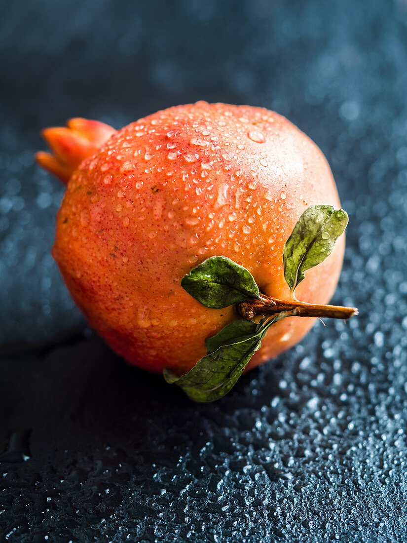 Frischer Bio-Granatapfel mit Wassertropfen