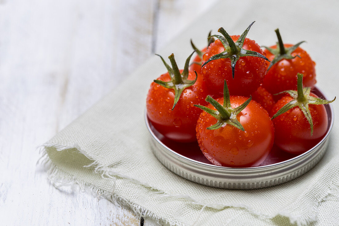 Cherry tomatoes with drops of water