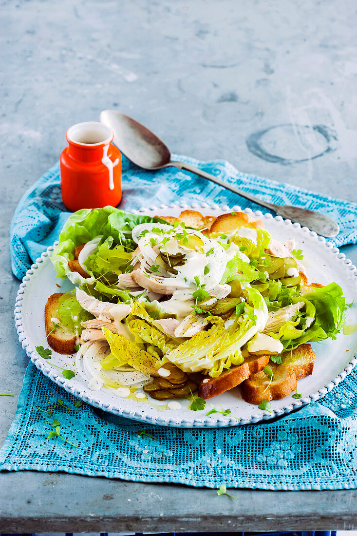 Hähnchensalat mit Röstbrotscheiben und Ranch Dressing