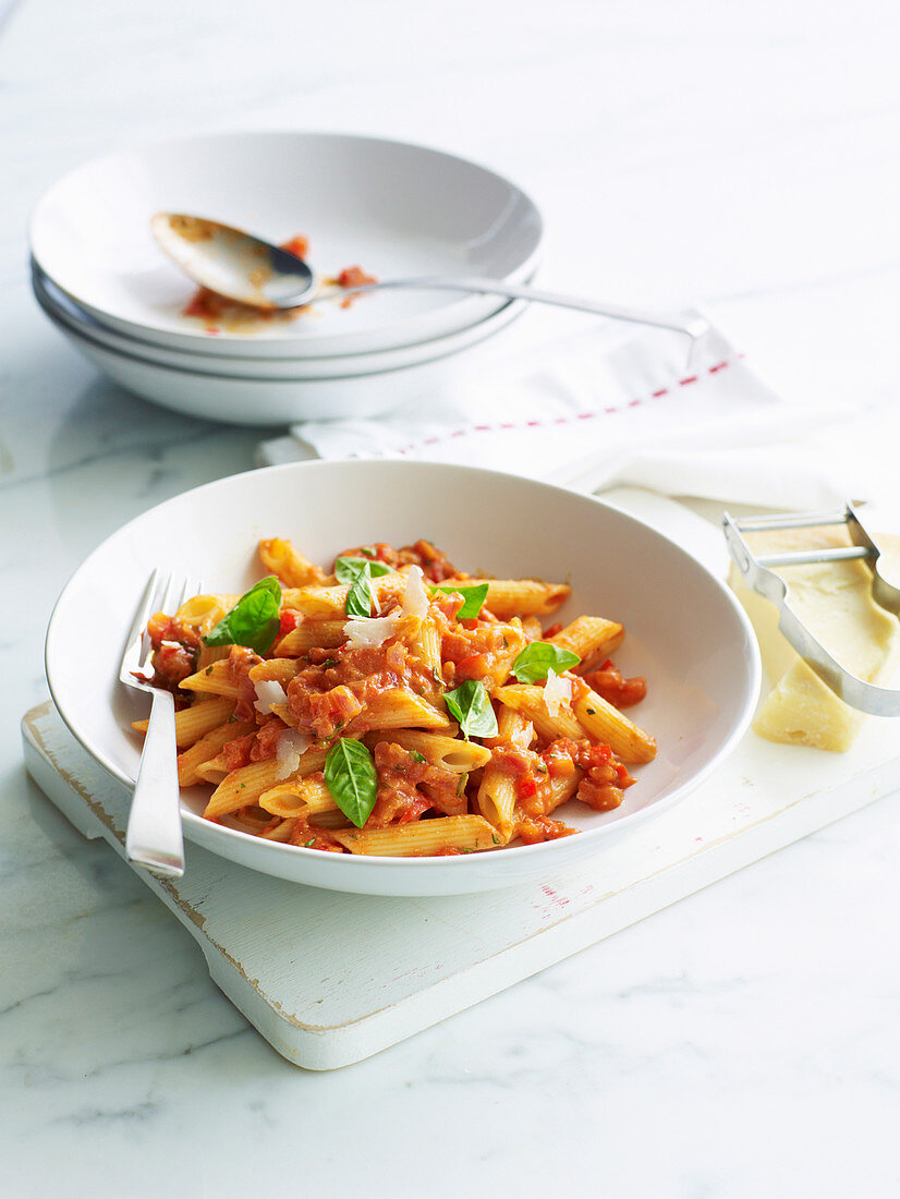 Penne mit Gemüse-Bolognese und Ricotta