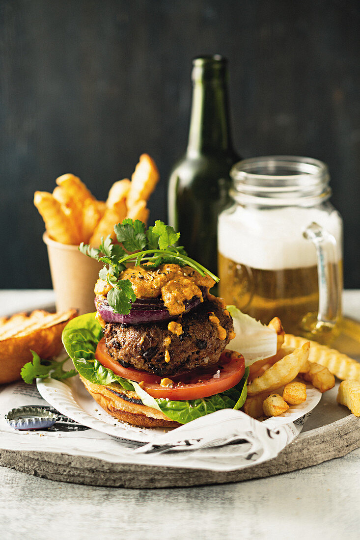 Rindfleischburger mit schwarzen Bohnen (Mexiko)