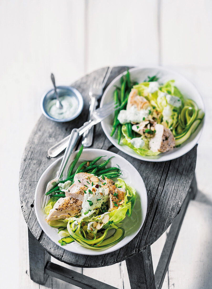 Hühnchen auf grünem Gemüsesalat mit Blue-Chees-Dressing