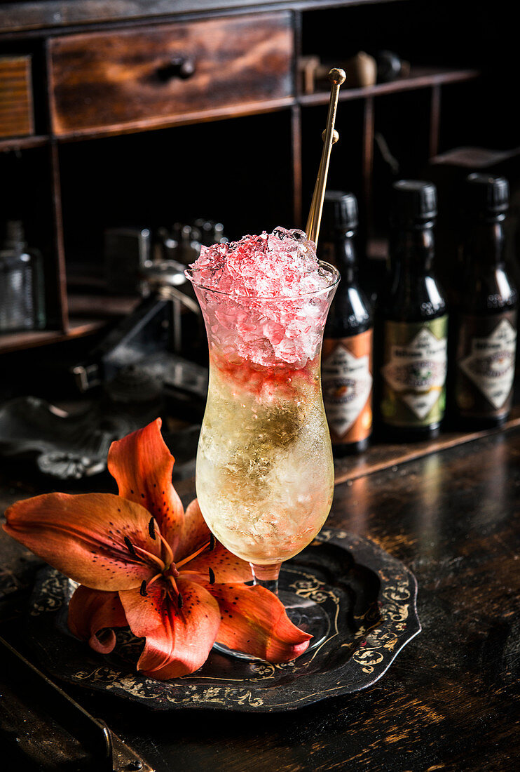 Cocktail mit Crushed Ice im Longdrinkglas