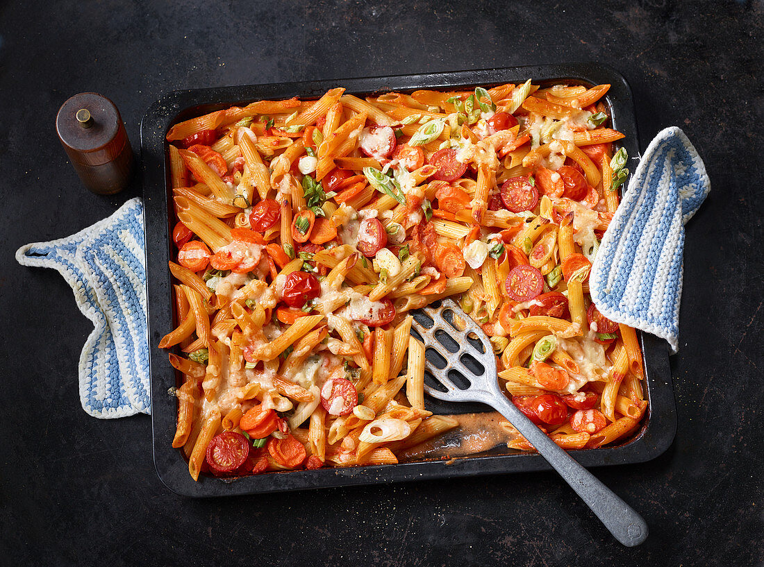 Oven-baked vegetarian tomato pasta