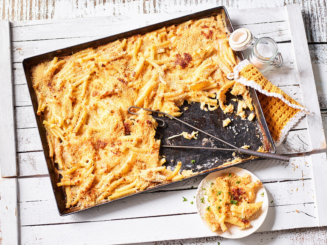 Oven-baked cheesy macaroni