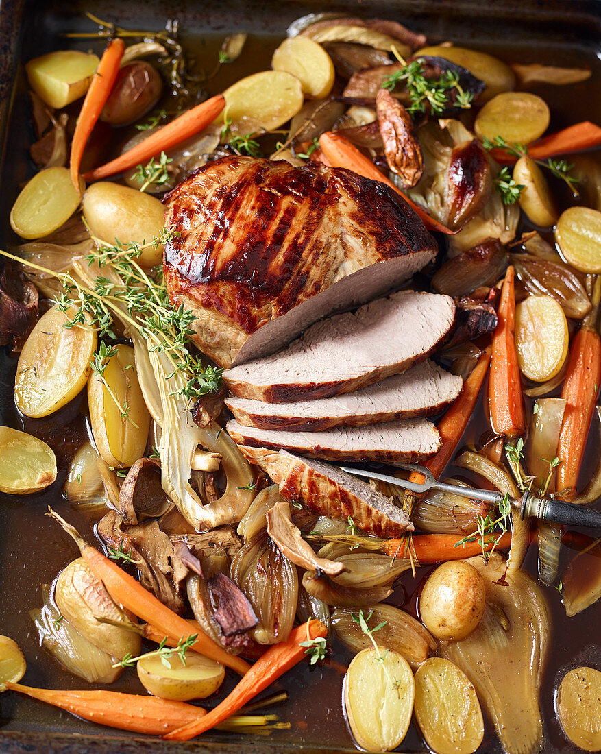 Kalbsbraten mit Steinpilzen, Kartoffeln und Fenchel vom Blech