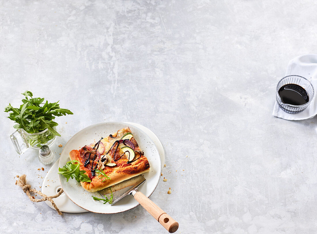 Veggie pizza with rocket and balsamic cream