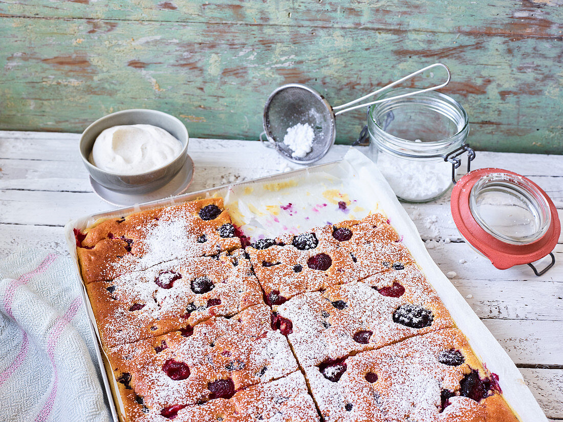 Waffel-Pfannkuchen mit Beeren vom Blech