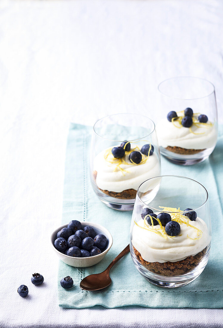 Lemon Cheesecake mit Blaubeeren in Gläsern
