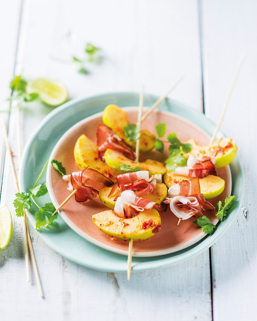 Skewer with marinated apples and prosciutto