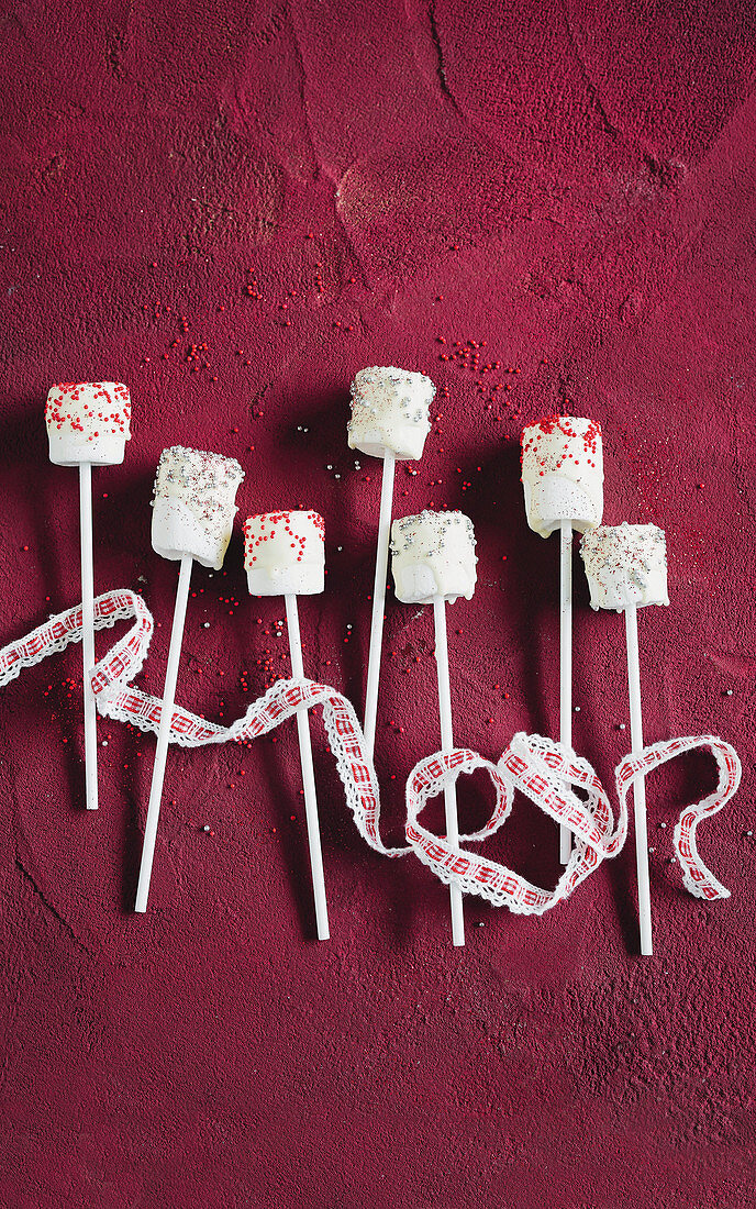 Marshmallow Cake Pops mit weißer Schokoglasur und Streuzucker