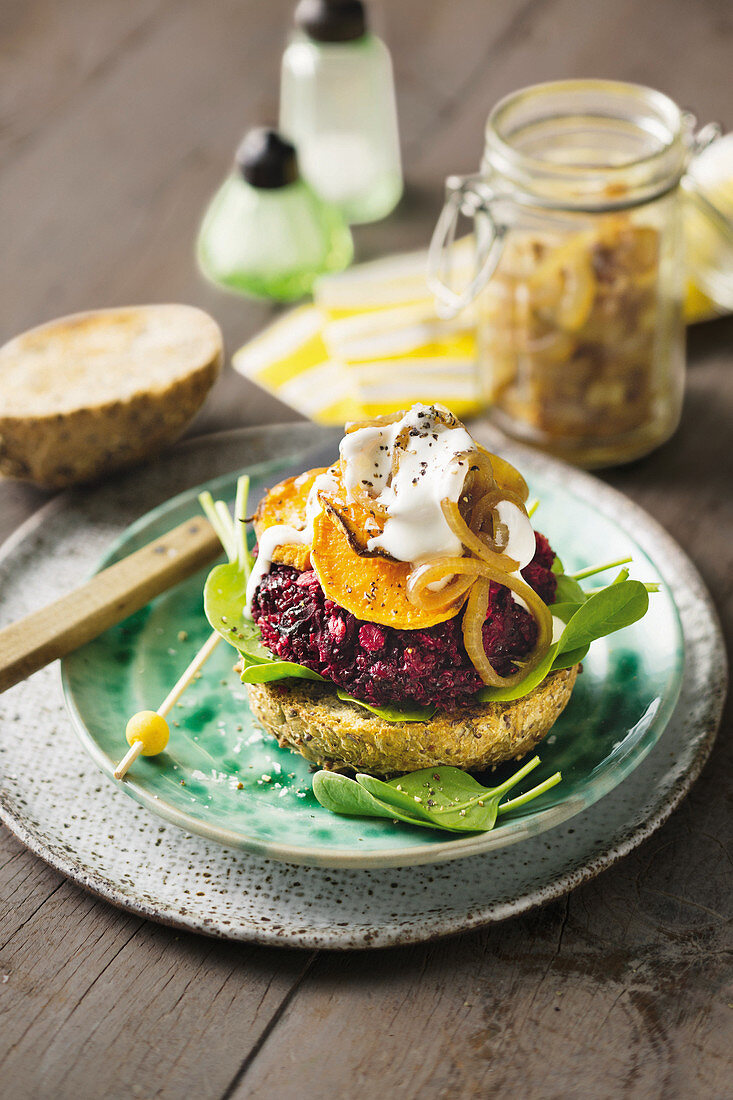 Veggie-Burger mit Pattie aus Quinoa und Rote-Bete (Superfood)