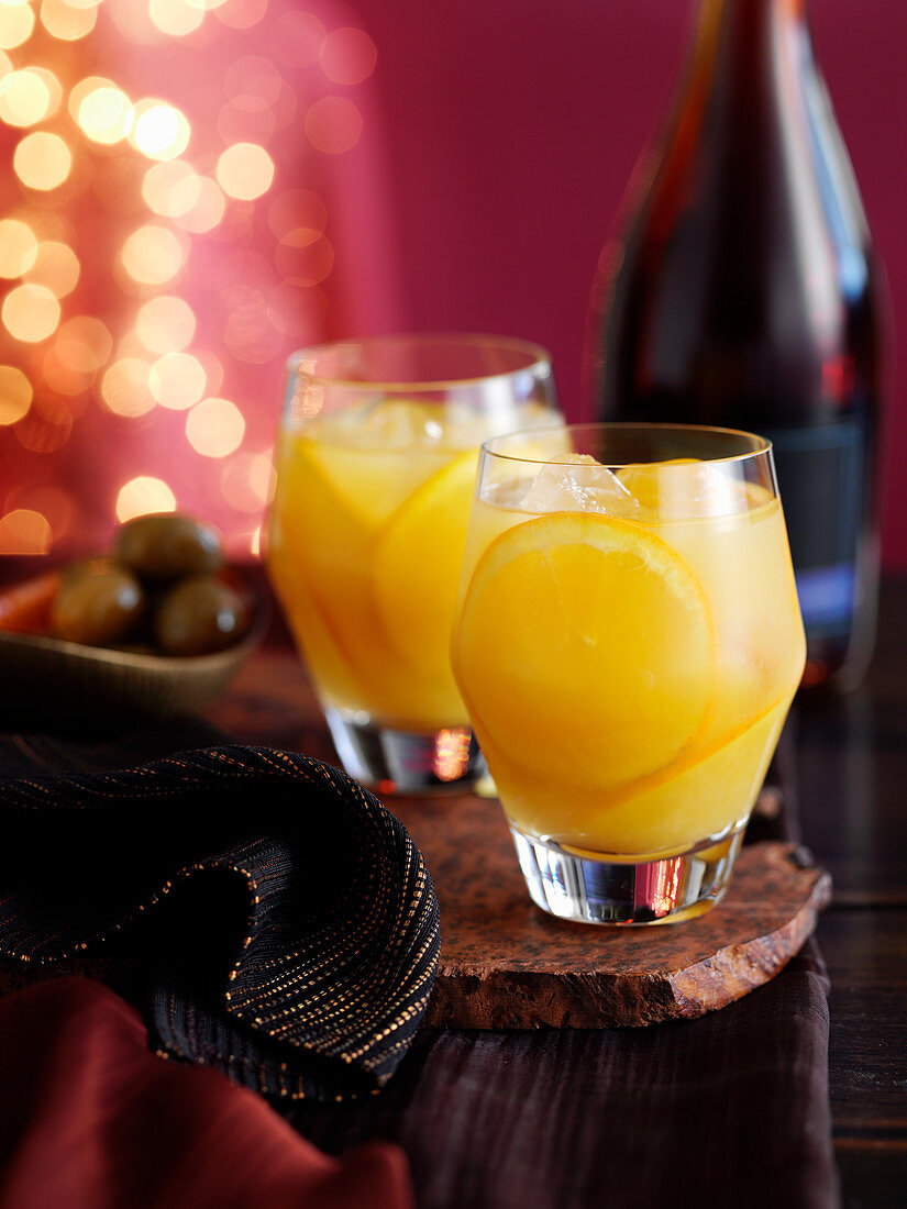 Zwei Cocktails mit Brandy und Orangen