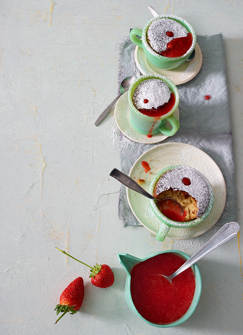 Kaffee-Tassenkuchen mit Erdbeerpüree und Puderzucker