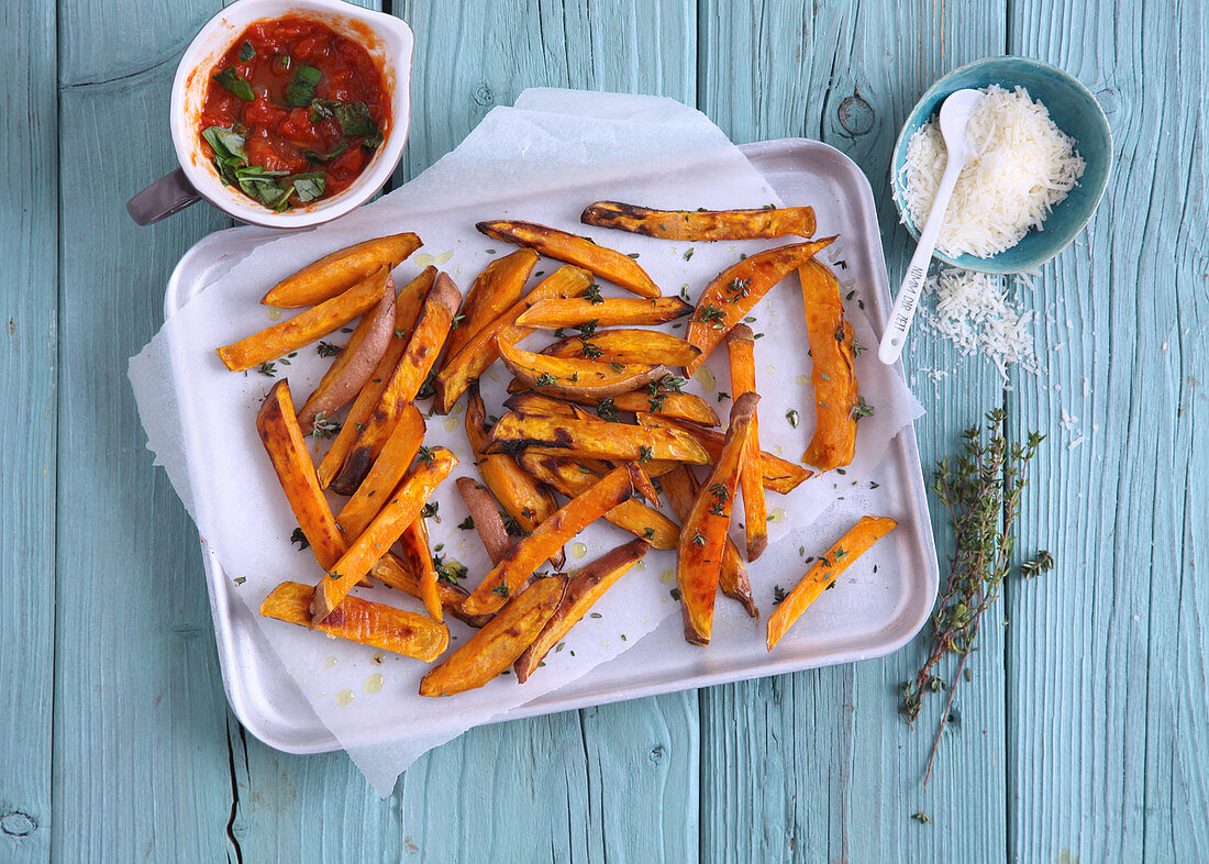 Sweet potato chips with tomato sauce