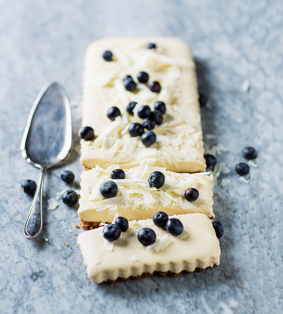 Cheesecake mit weisser Schokolade und Blaubeeren