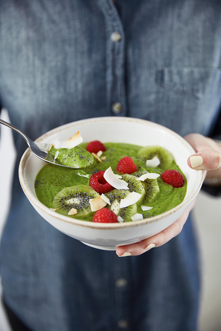 Green Smoothie-Power-Bowl mit Kiwi, Himbeeren und Kokoschips