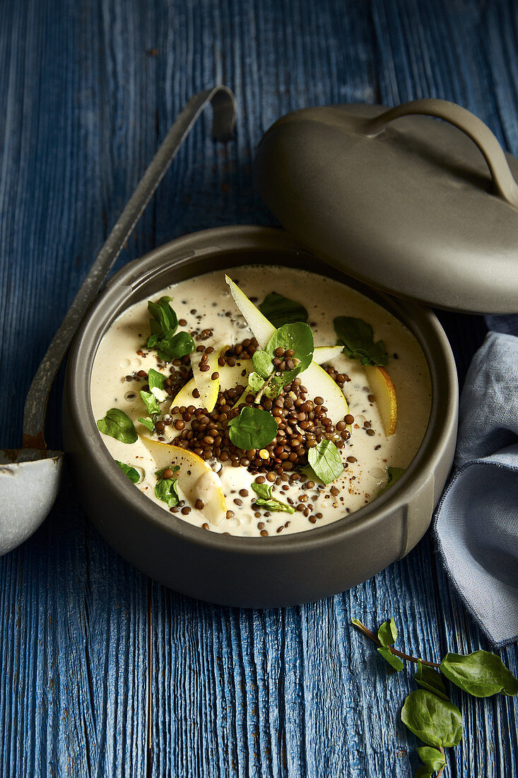 Topinambur-Birnen-Suppe mit Belugalinsen