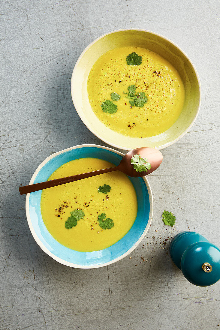 Gelbe Zucchini-Currycremesuppe mit Maronen