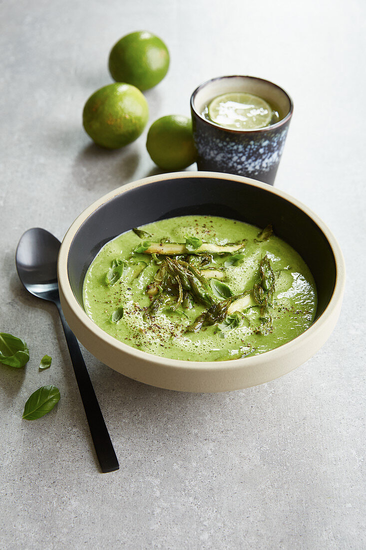 Grüne Spargel-Limetten-Suppe