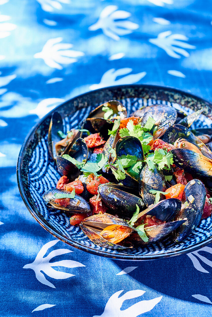 Mussels in tomato sauce with cilantro