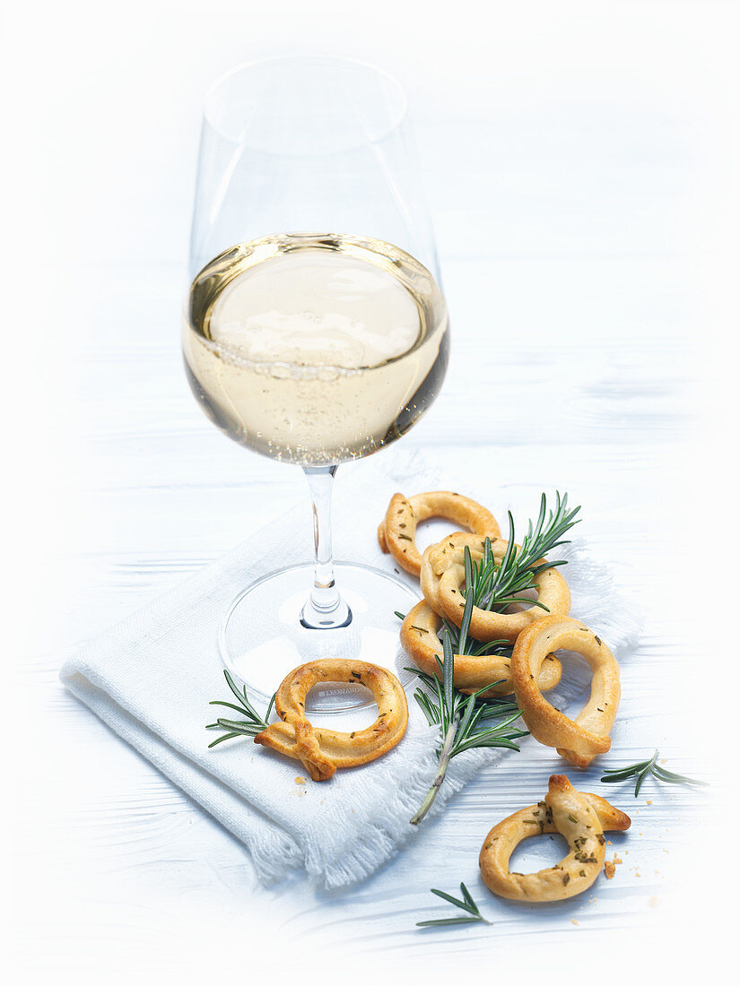 Taralli Pugliese and a glass of white wine