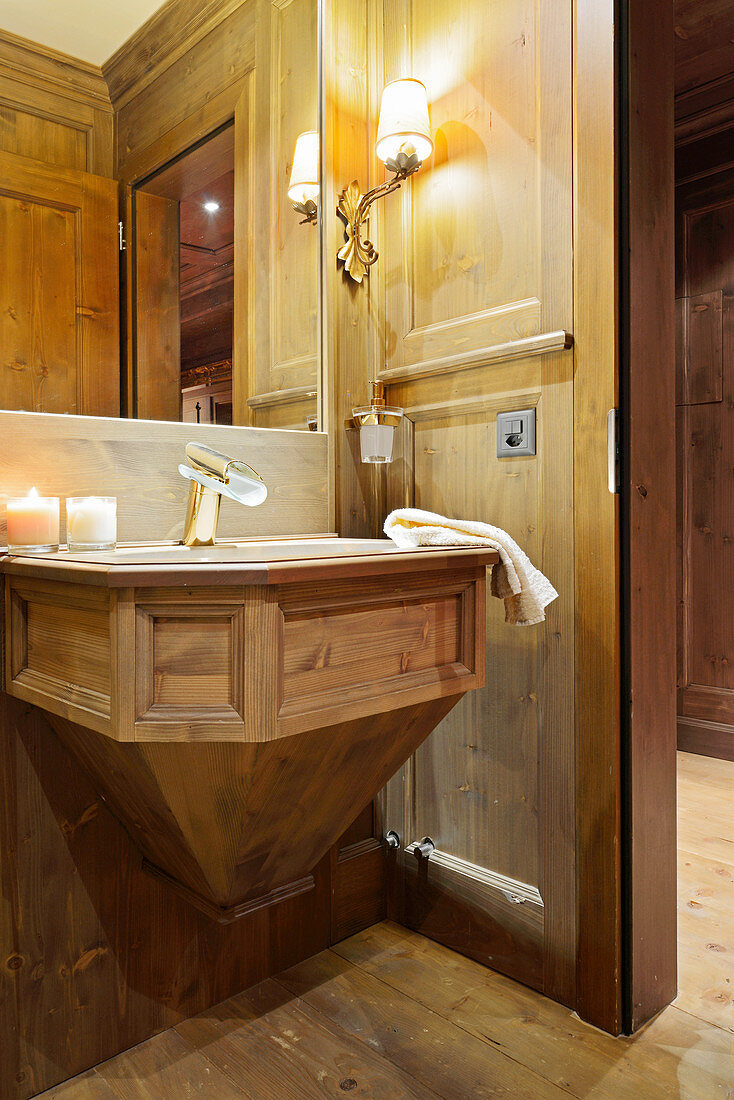 Luxuriöses Bad in Holz mit vertäfeltem Waschbecken