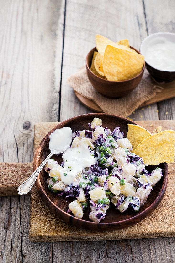 Kartoffelsalat mit Rotkohl, Erbsen und Sauerrahm