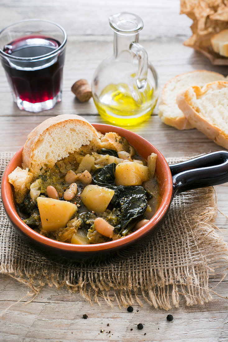 Ribollita (Toskanische Gemüsesuppe, Italien)