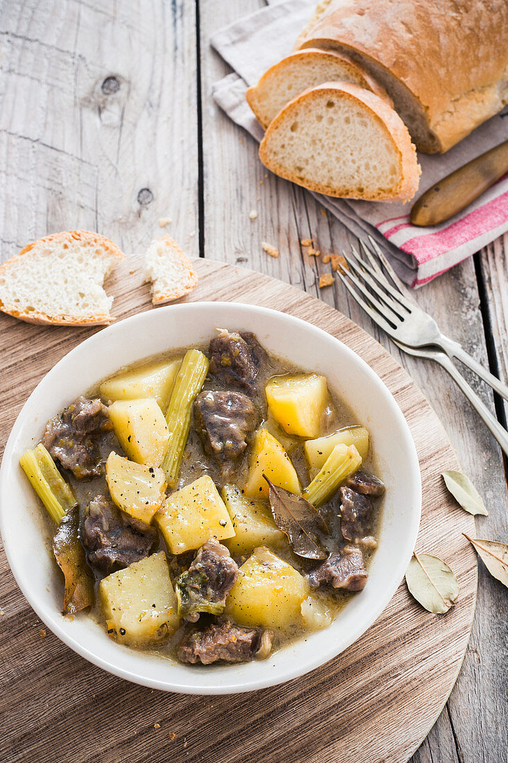 Spezzatino di manzo (beef stew with potatoes and celery, Italy)