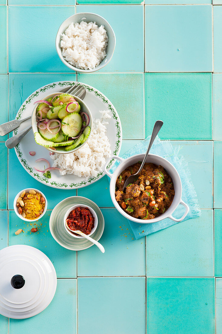 Rindfleischeintopf mit Erdnüssen, Reis und Gurkensalat