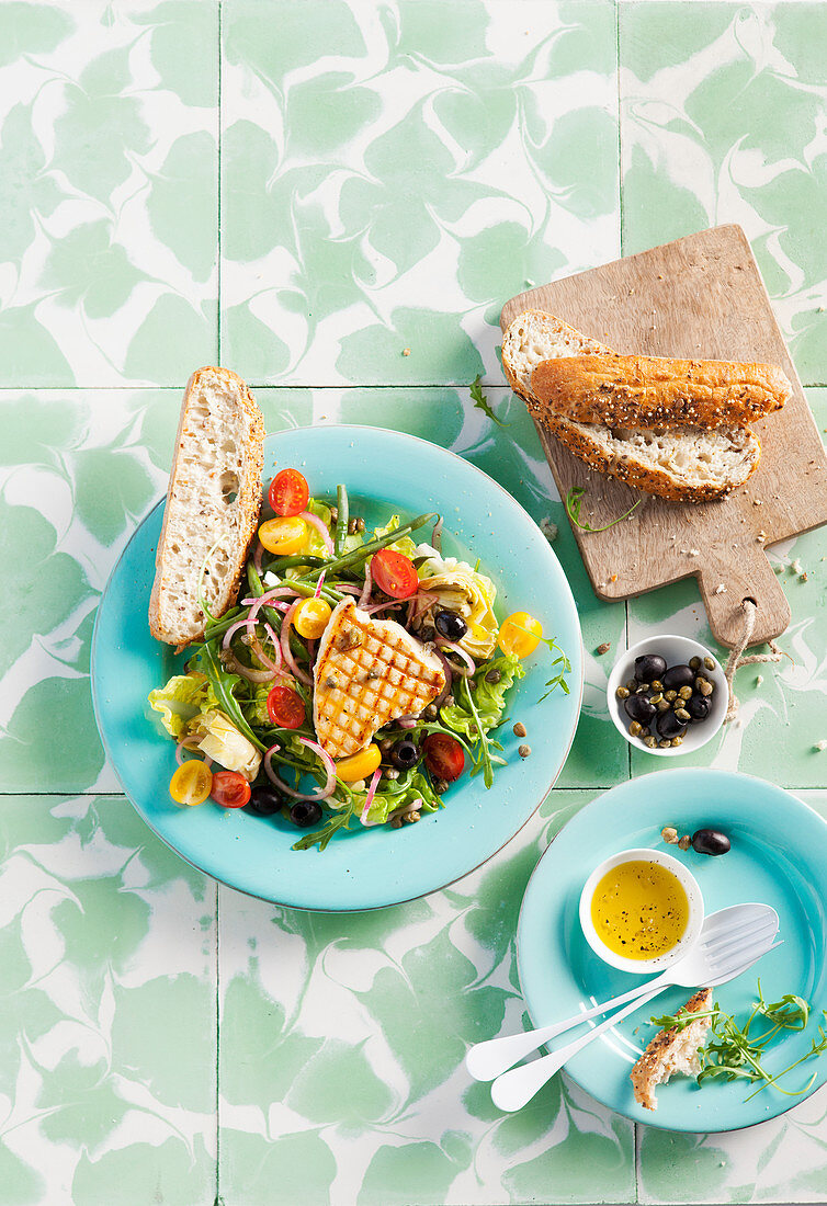 Thunfischsalat mit Bohnen, Cocktailtomaten und Oliven