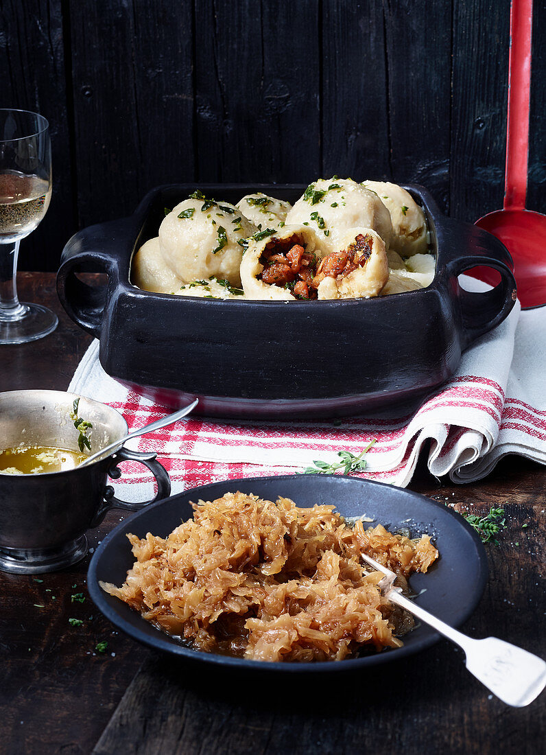 Grammelknödel mit Sauerkraut