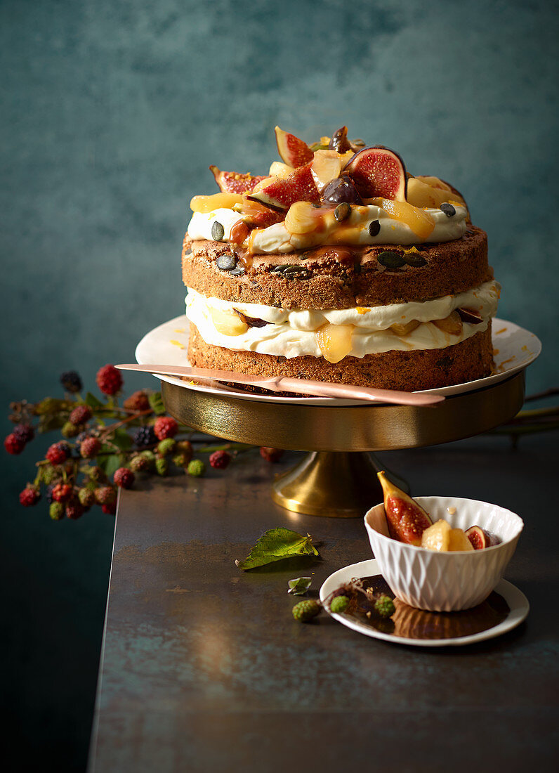 Kürbiskern-Orangen-Torte mit glasierten Äpfeln, Feigen und Frischkäsecreme