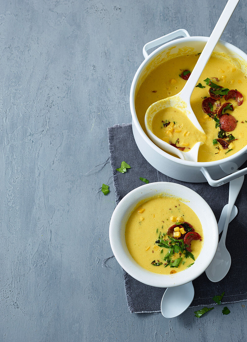 Mais-Erdnuss-Suppe mit Wurstscheiben