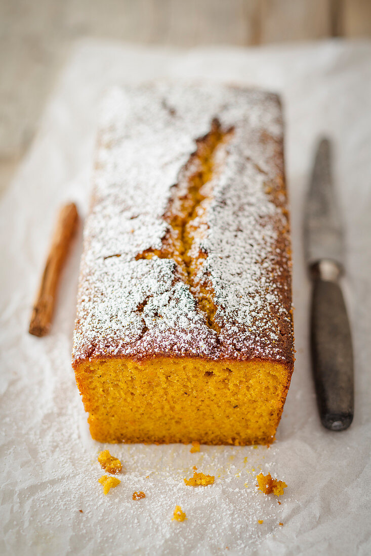 Kürbiskuchen mit Zimt und Puderzucker