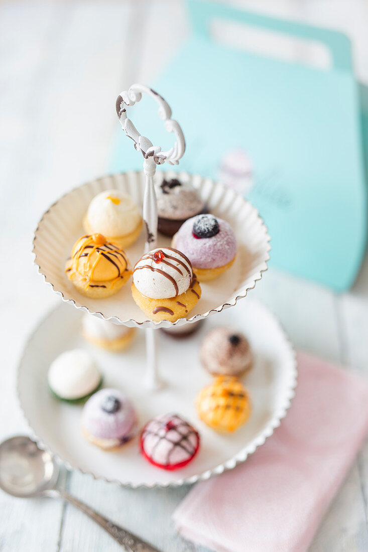 Verschiedene Mini-Cupcakes auf Etagere