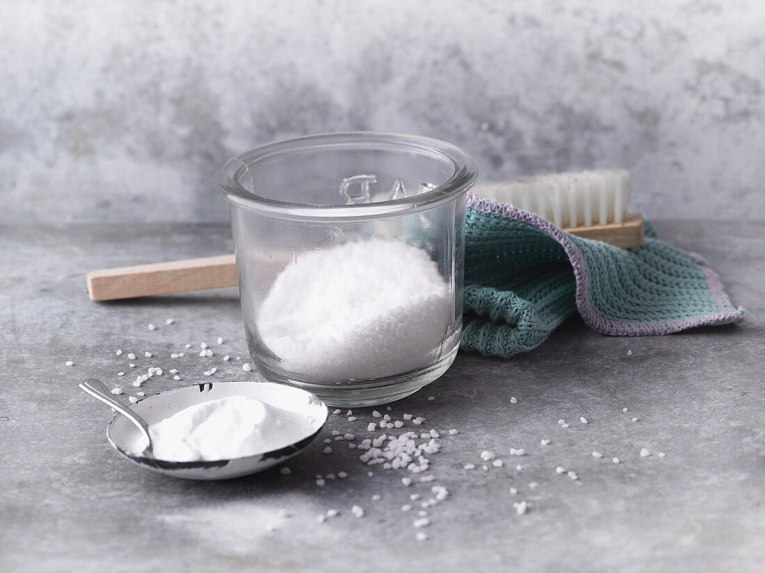Exfoliation paste made from coarse salt and bicarbonate of soda