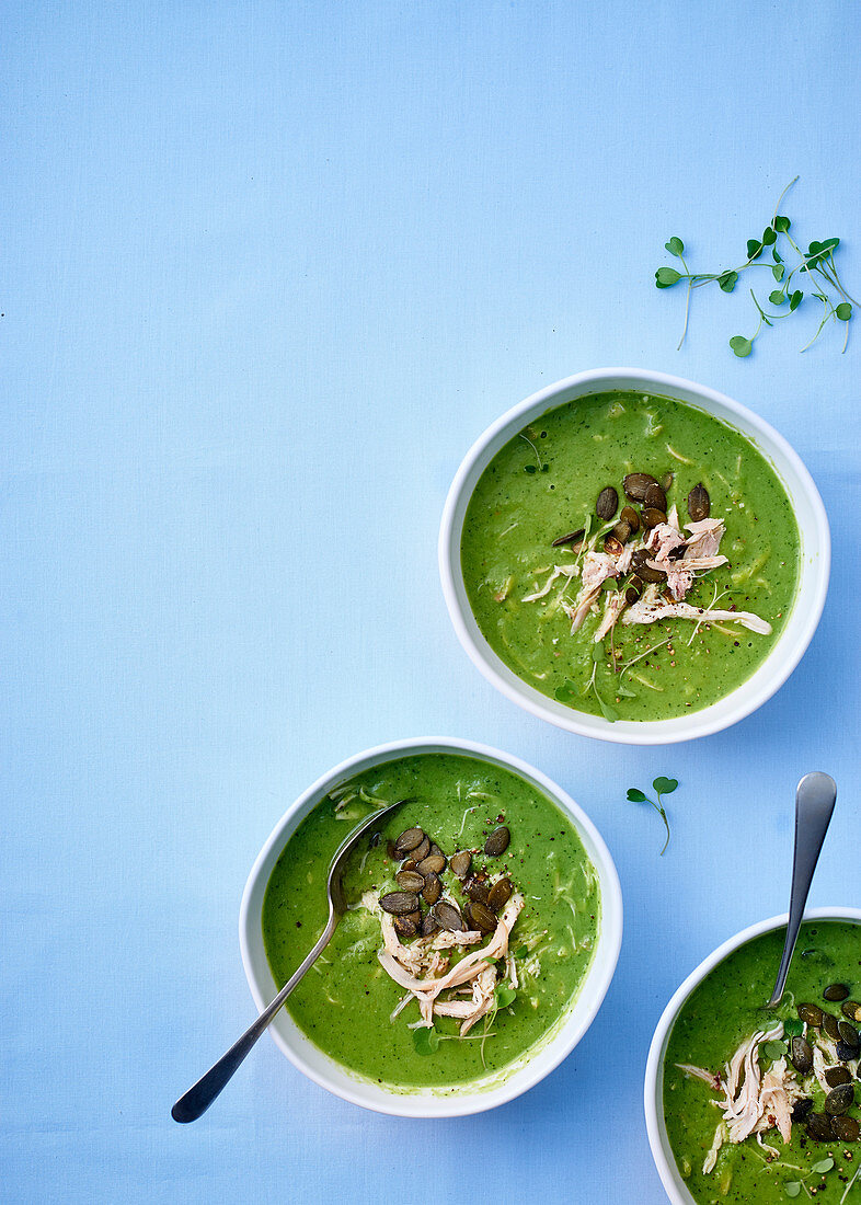 Erbsen-Minze-Suppe mit Hähnchenfleisch