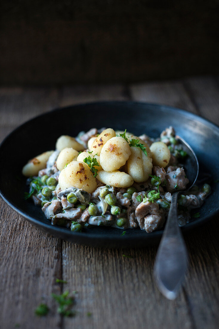 Gnocchi with soya strips in a creamy Zurich-style sauce with peas (vegan)