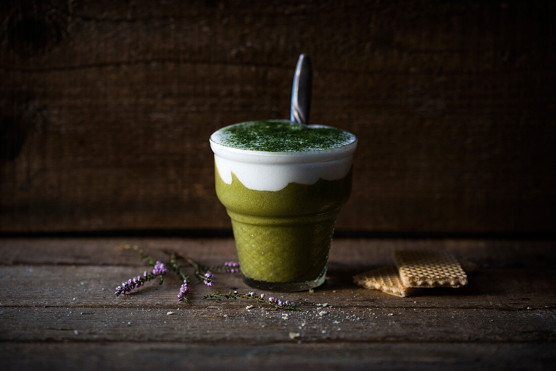 Veganer Matcha-Shake mit Kokosnusscreme, dazu Waffeln