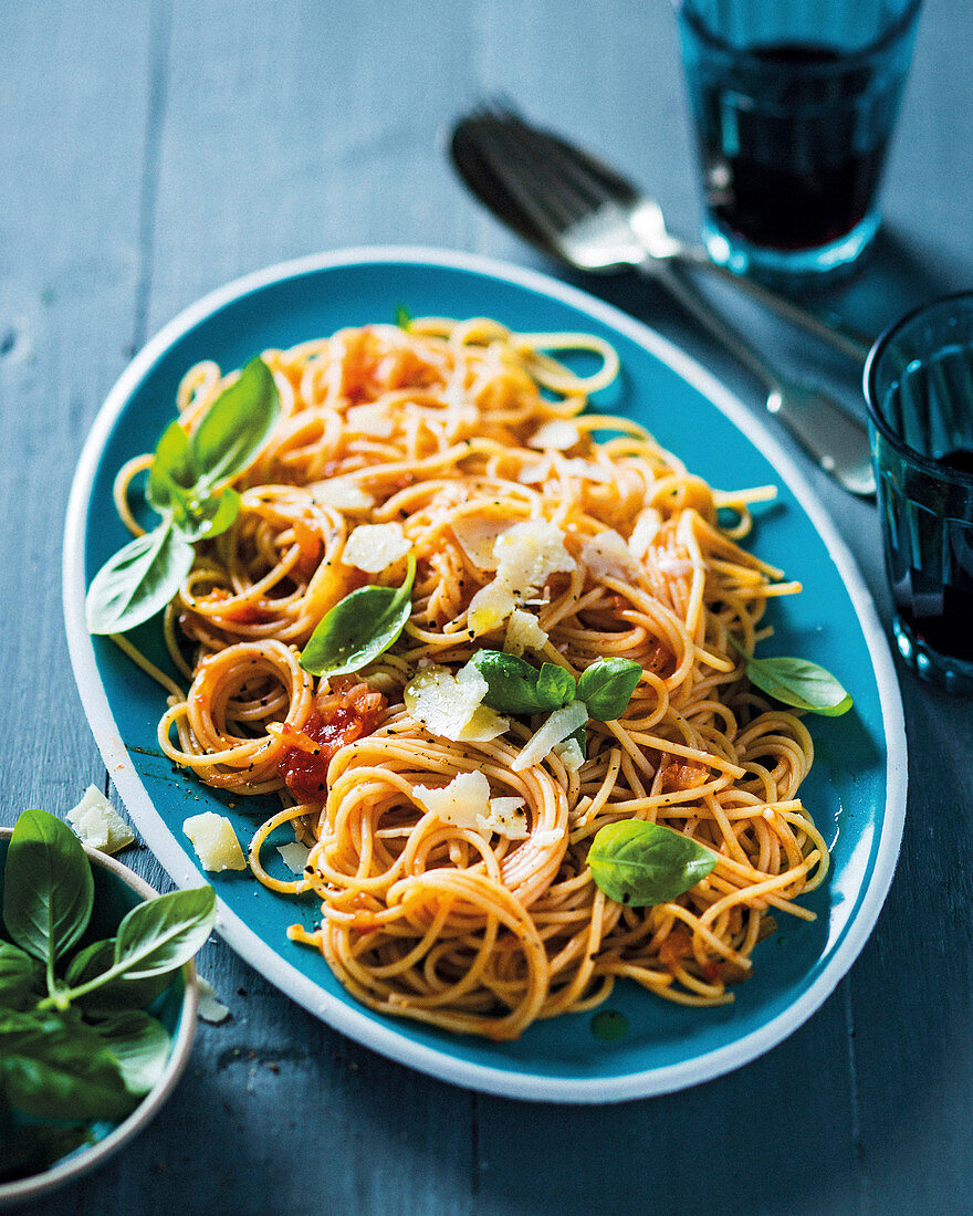 Spaghetti mit Tomaten, Basilikum und Parmesan