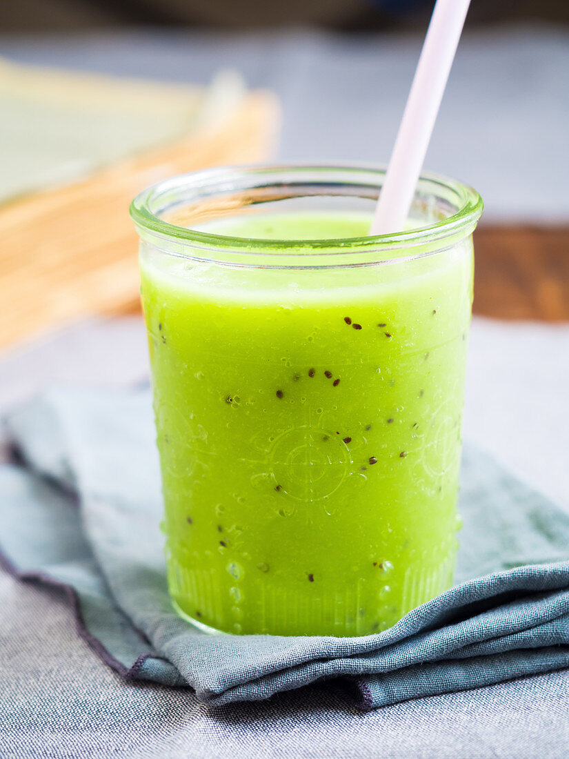Veganer grüner Smoothie mit Kiwi, Avocado und Melone