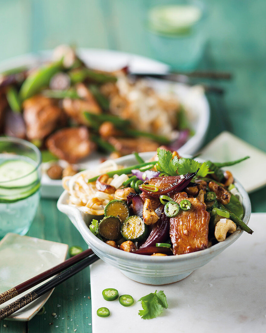 Hähnchen-Gurken-Pfanne mit Nudeln und Chilischoten (China)