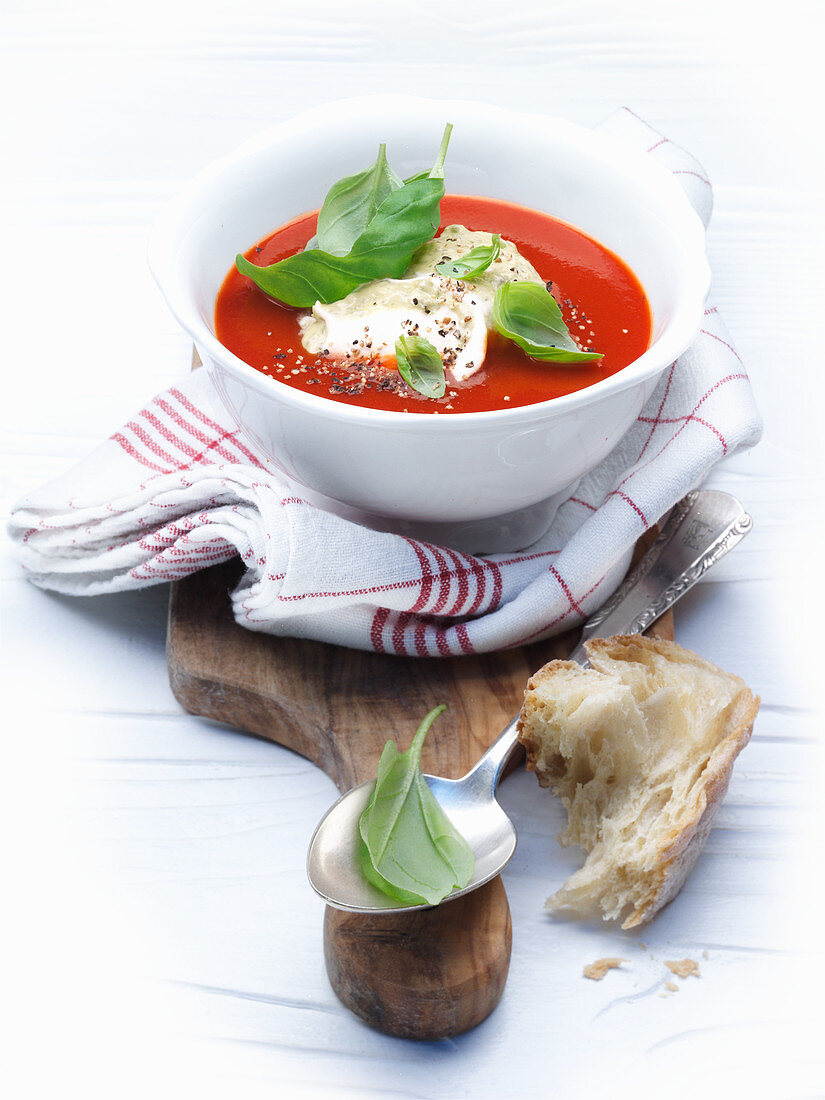 Tomatensuppe mit Basilkumsahne