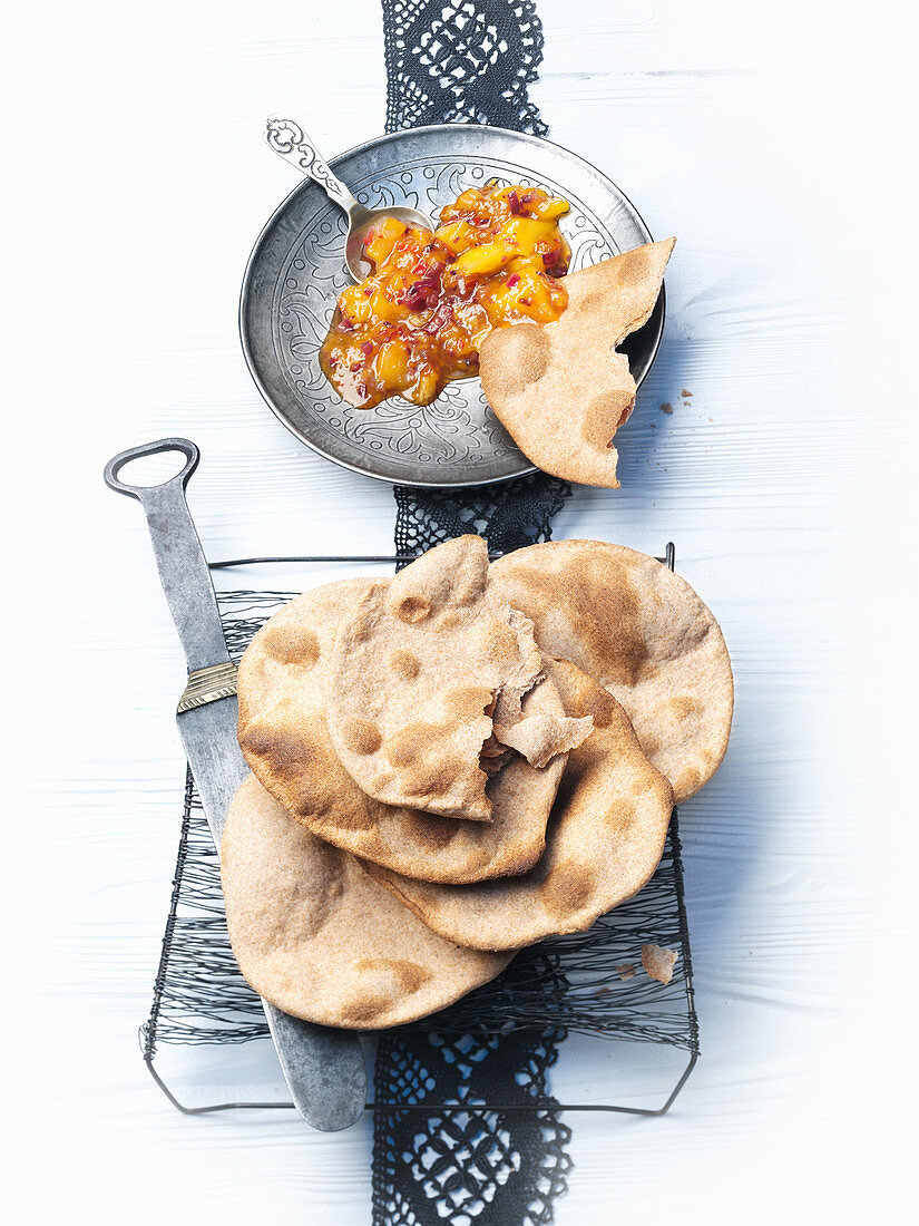 Chapati (Fladenbrot, Indien) mit Chutney